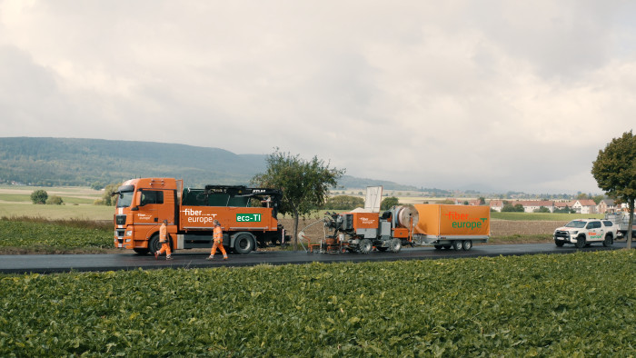 Nach dem Aufschleifen legt die Verlege-Verfüllmaschine das Leerrohr in den Schlitz und verschließt ihn wieder.  (Bild: Fiber Europe/BBV Deutschland)